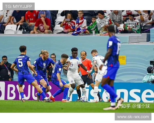 北京足球队配合引发热议球迷对战术与默契的不同看法