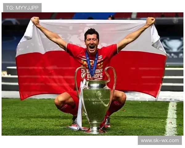 莱万欧冠表现惊艳10场打入12球射手榜领跑金靴在望